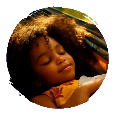 une petite fille qui dort dans un hamac avec un air apaisé et un sourire
