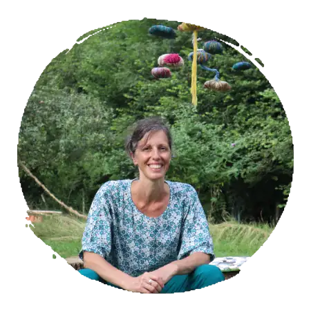 Céline Bonnier-Goy assise dans un petit coin de verdure