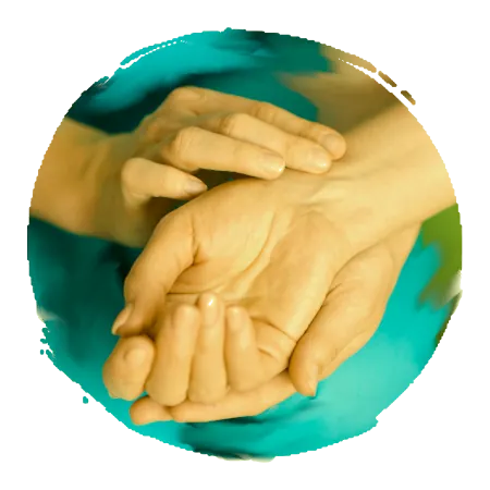 gros plan sur 2 mains: femme qui prend le poul d'une autre femme